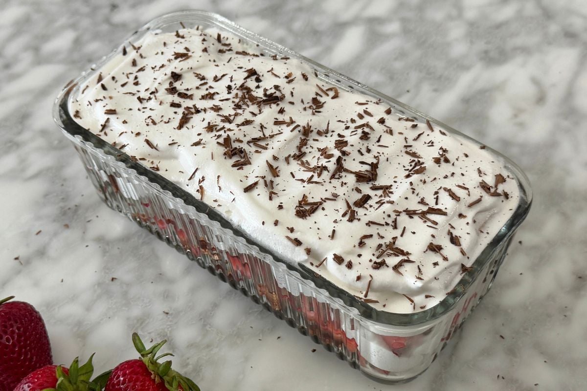 Strawberry icebox cake with chocolate shavings | Healthy Foodie Girl Strawberry icebox cake with chocolate shavings