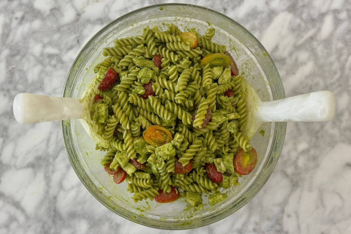 Mixed chicken pesto pasta salad in bowl | Healthy Foodie Girl Mixed chicken pesto pasta salad in bowl
