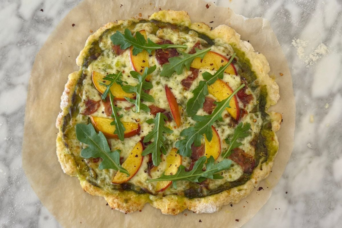 Pesto pizza with peaches and prosciutto | Healthy Foodie Girl Pesto pizza with peaches and prosciutto
