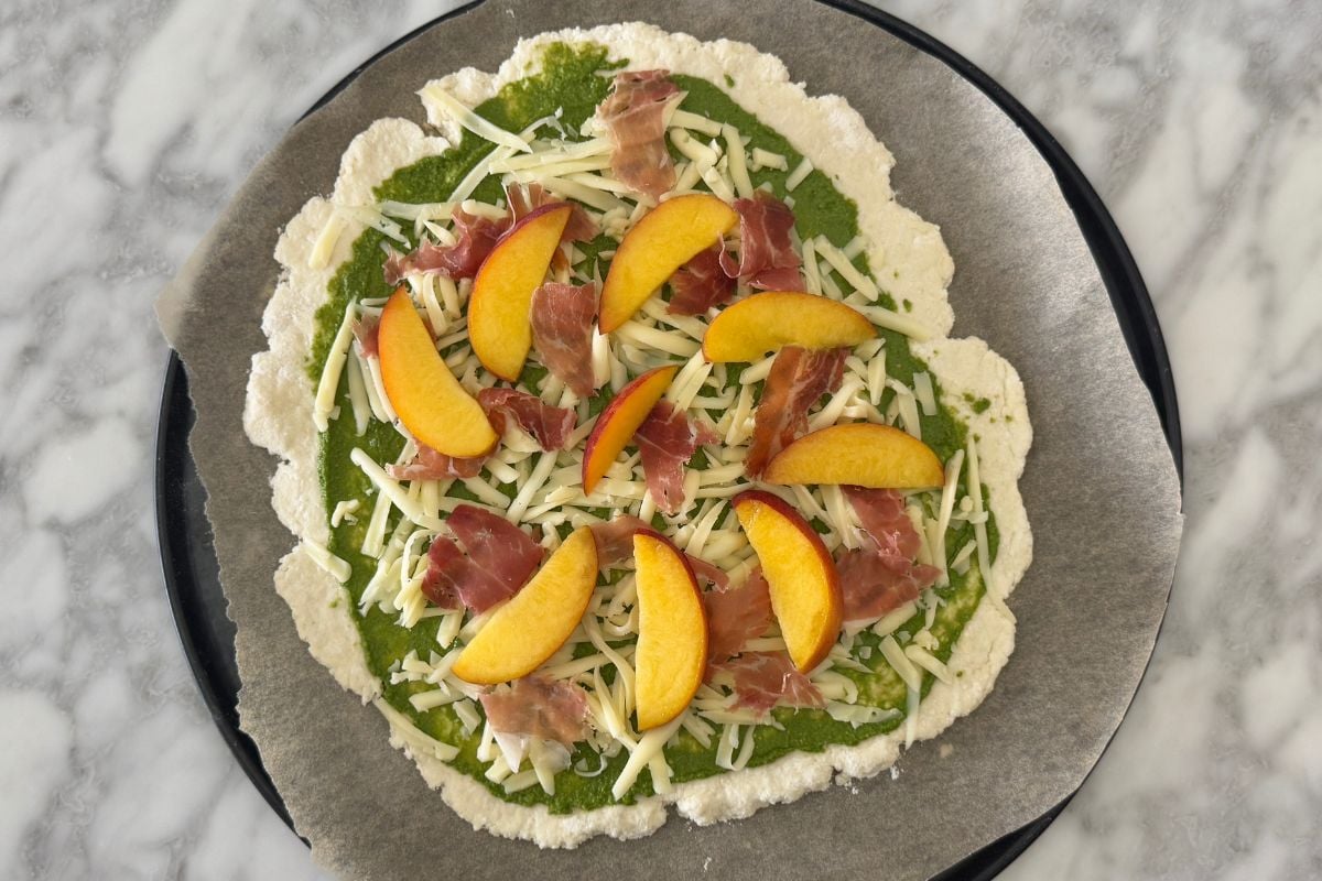 Pesto pizza with sliced peaches | Healthy Foodie Girl Pesto pizza with sliced peaches