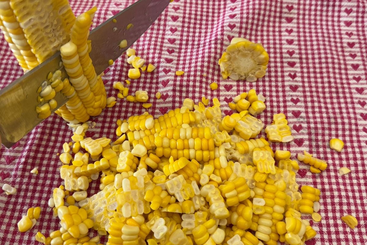 Slicing corn off the cob | Healthy Foodie Girl Slicing corn off the cob