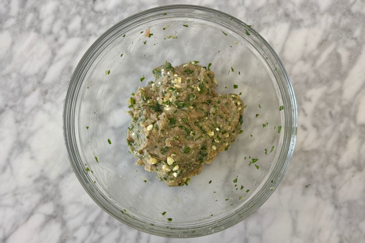 Combined turkey burger mixture with spinach and feta | Healthy Foodie Girl Combined turkey burger mixture with spinach and feta