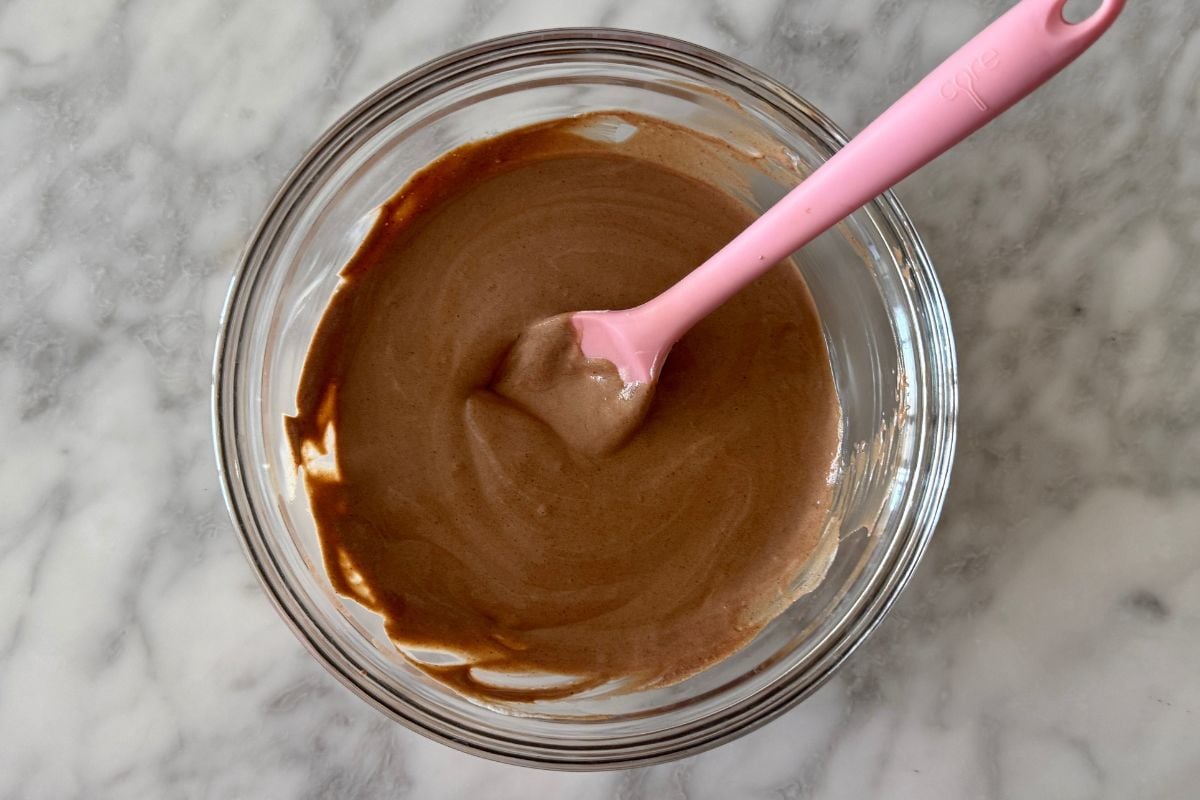 Mixed cottage cheese chocolate mousse in bowl | Healthy Foodie Girl Mixed cottage cheese chocolate mousse in bowl