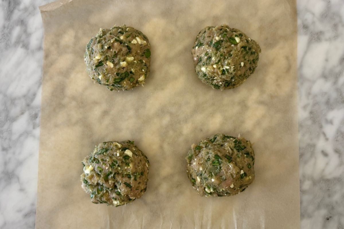 Spinach and feta turkey burgers mixture in bowl | Healthy Foodie Girl Spinach and feta turkey burgers mixture in bowl