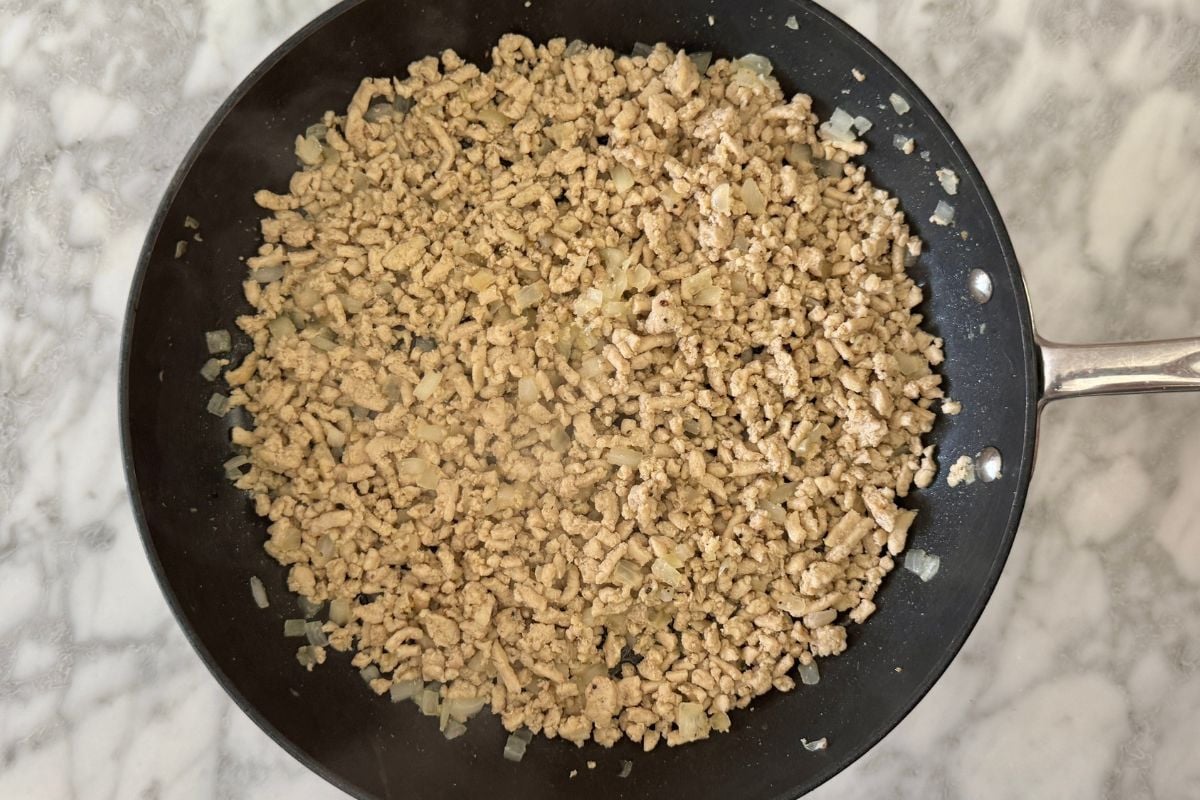 Cooked meat for burger bowls in pan