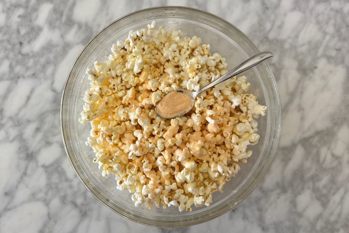 Protein popcorn with cheddar cheese powder