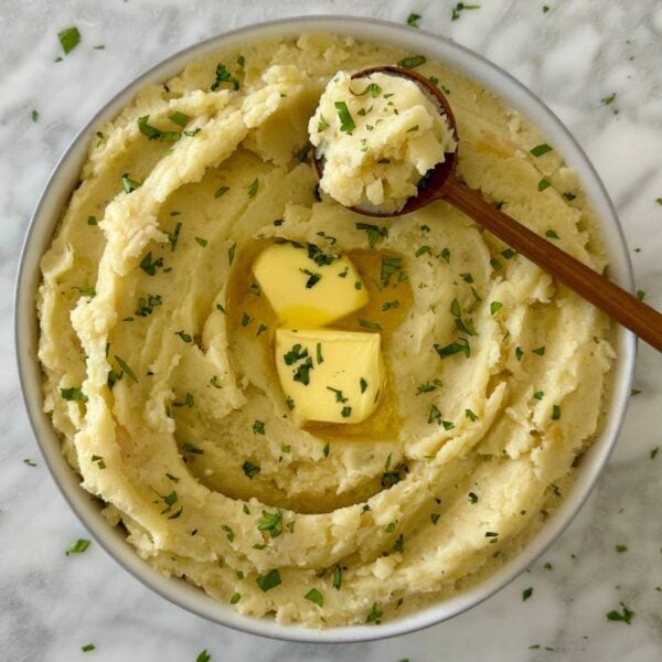 The best easy and healthy Slow Cooker Mashed Potatoes in a bowl | Healthy Foodie Girl The best easy and healthy Slow Cooker Mashed Potatoes in a bowl