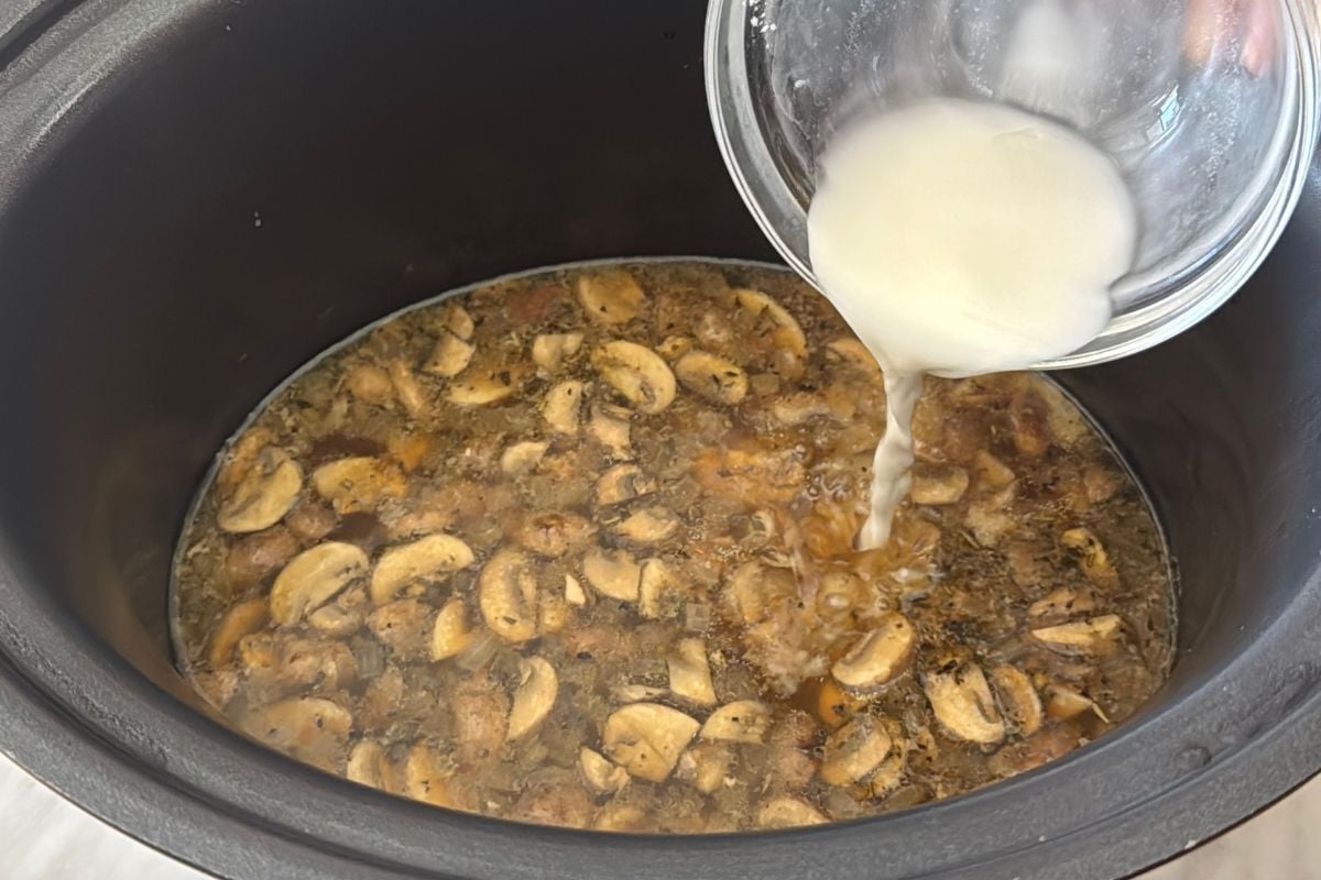 Cornstarch slurry for mushroom gravy in the slow cooker