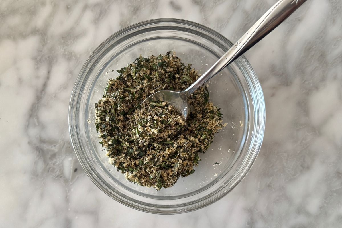 Mixed herbs seasoning blend for turkey breast