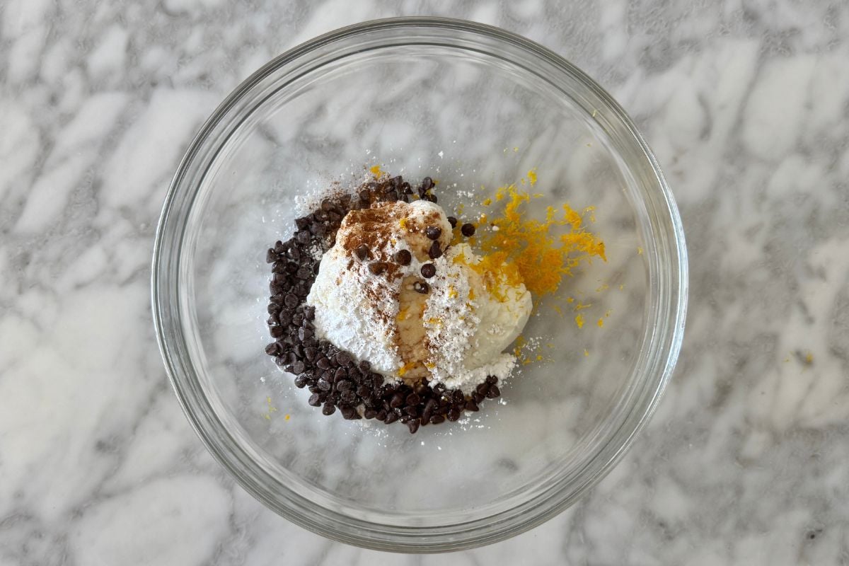 Filling for cannoli bites in bowl
