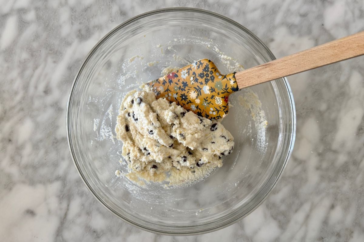 Mixed filling for cannoli bites in bowl