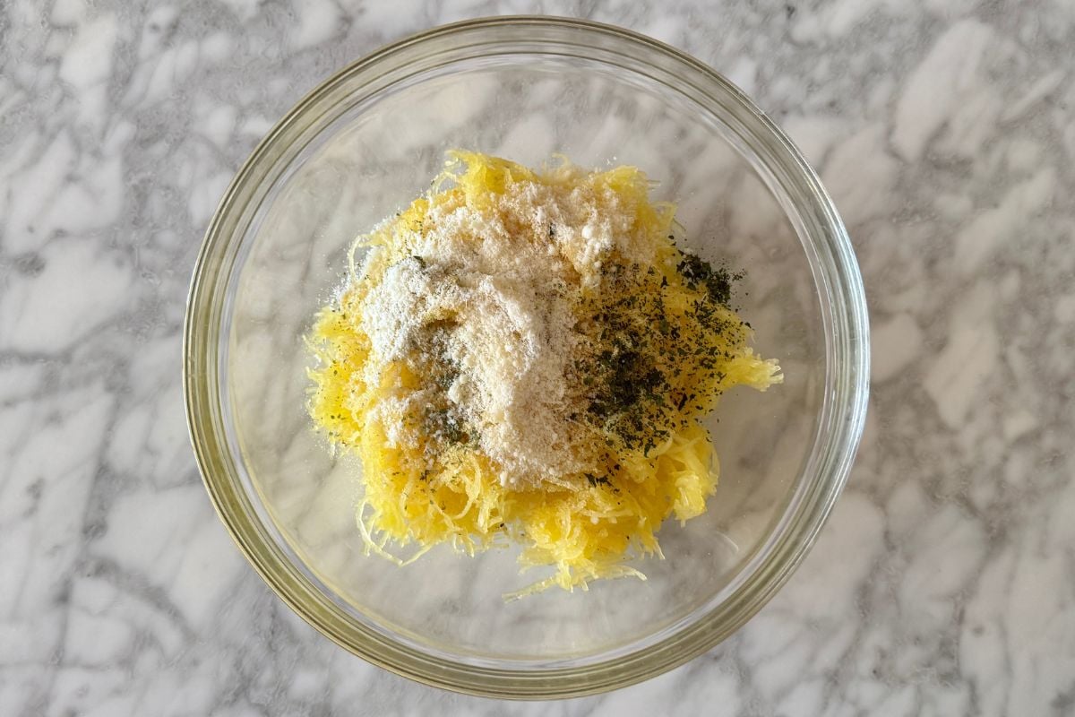 Spaghetti squash with garlic and parmesan in a bowl | Healthy Foodie Girl Spaghetti squash with garlic and parmesan in a bowl