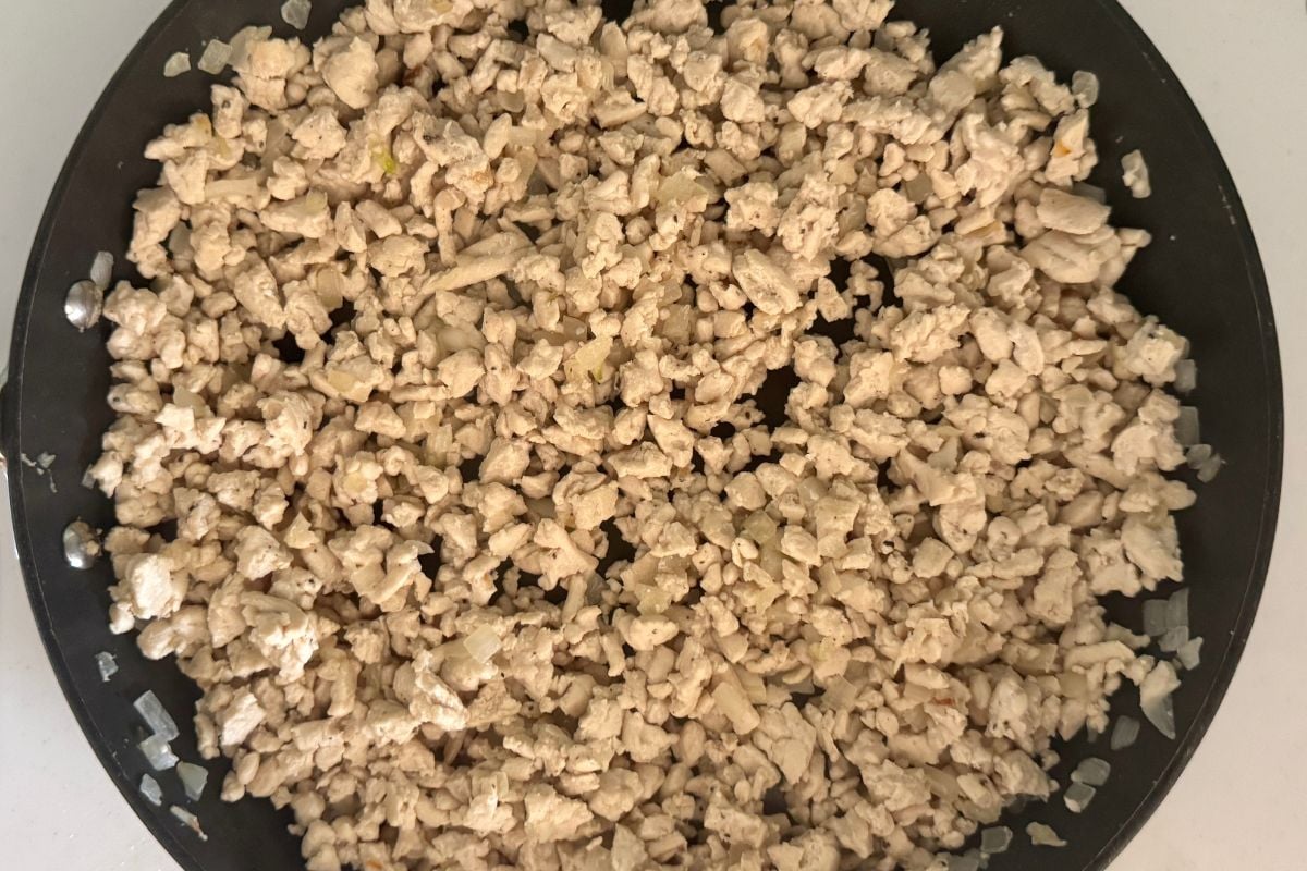 Cooked ground turkey in a pan for cottage cheese lasagna.