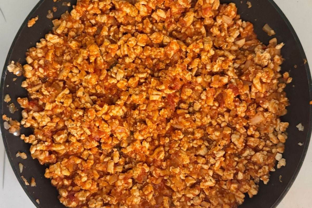 Cooked ground turkey with marinara sauce in a skillet | Healthy Foodie Girl Cooked ground turkey with marinara sauce in a skillet.