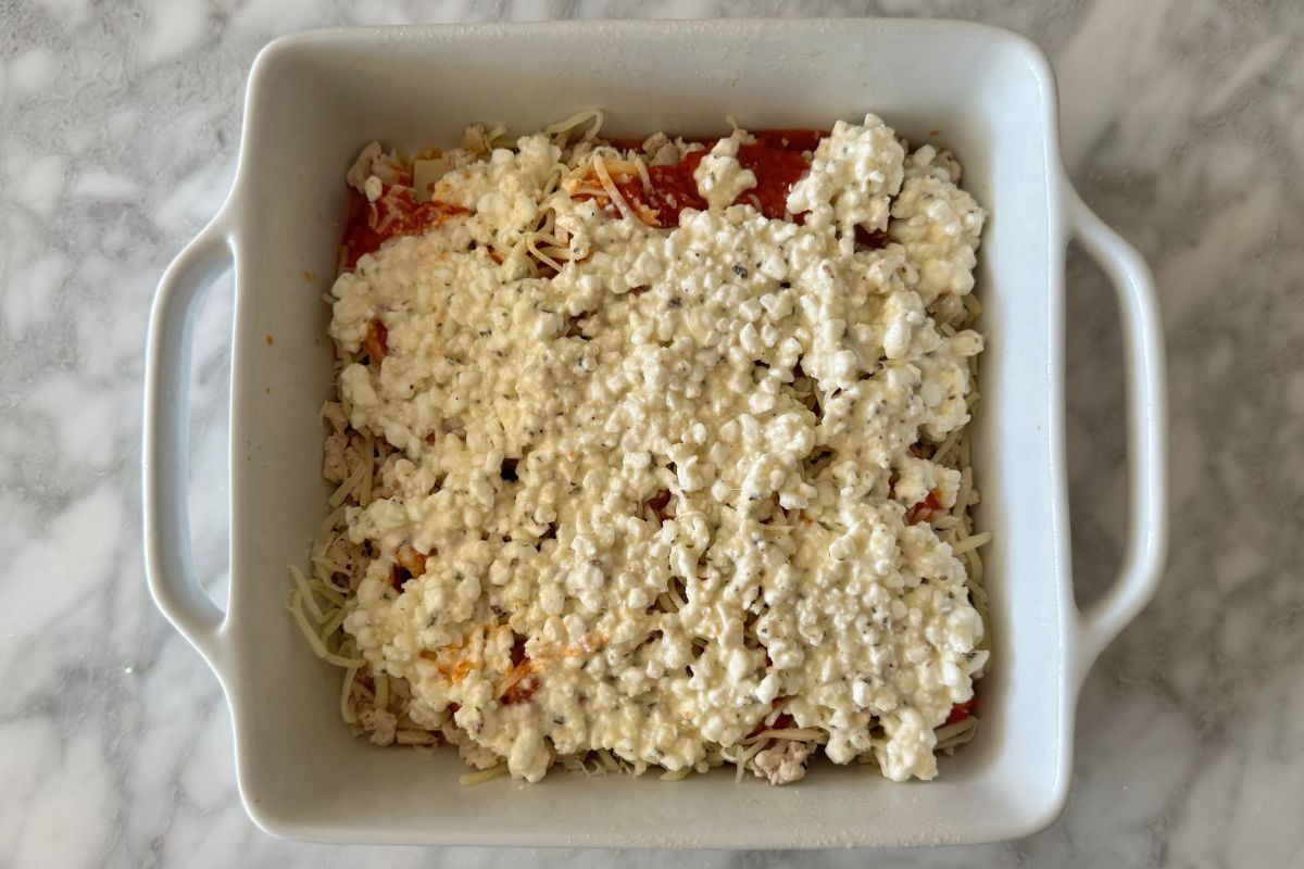 Cottage cheese layer for lasagna in baking dish.