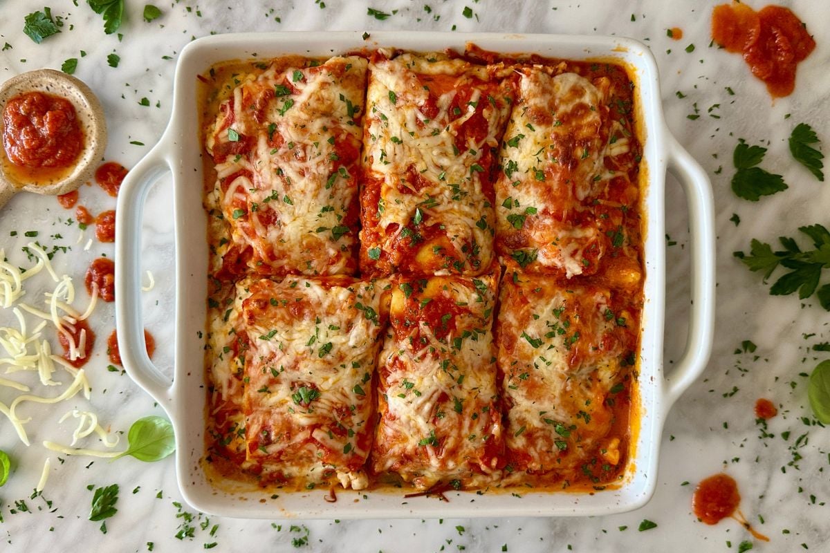Lasagna with cottage cheese and ground turkey in baking dish.