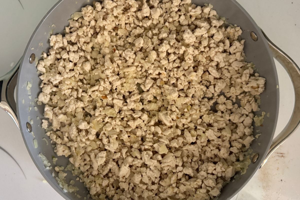 Cooked ground turkey in a pan for stuffed peppers.