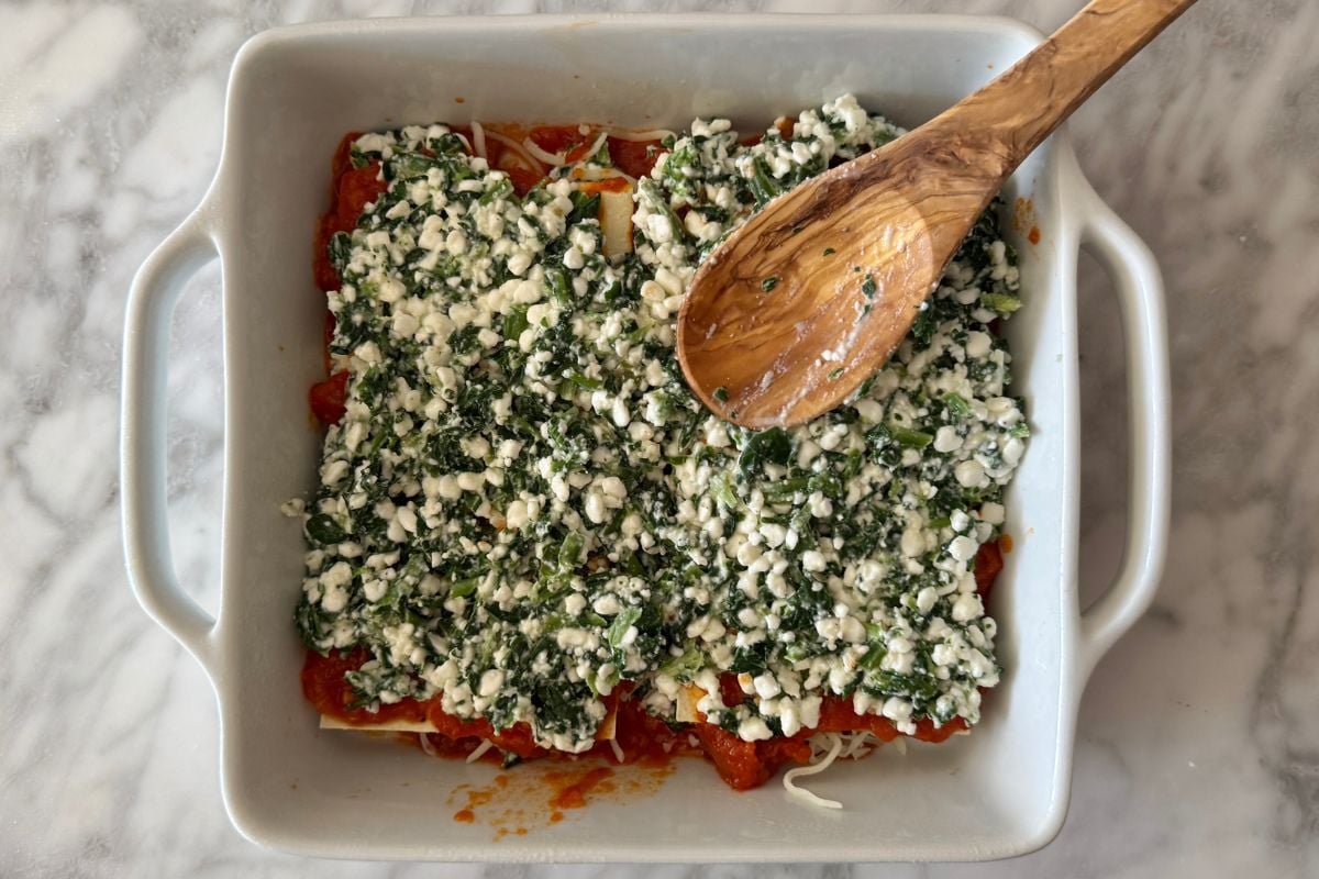 Spread spinach and cottage cheese filling for lasagna.