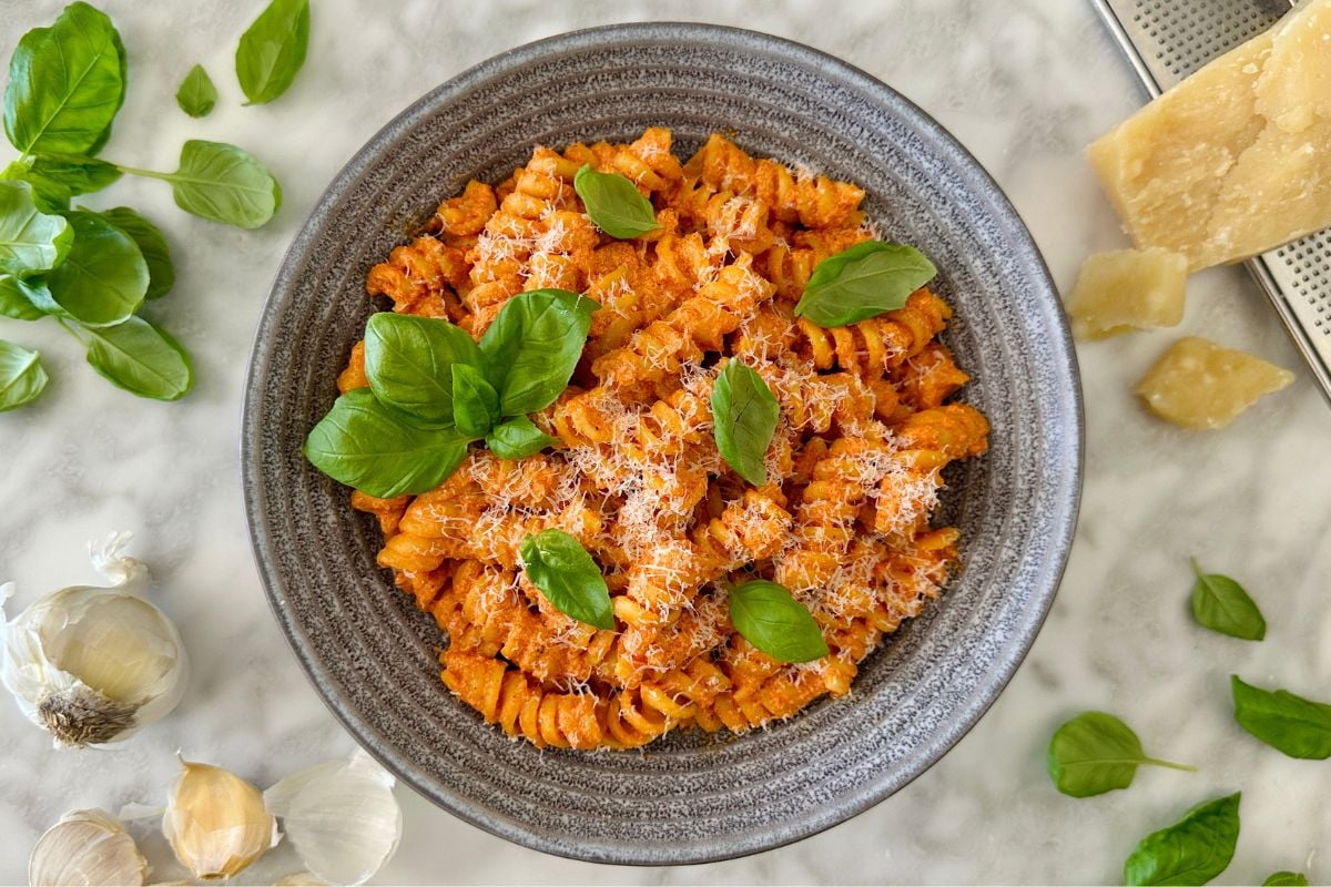 High-Protein Roasted Red Pepper Pasta in a bowl | Healthy Foodie Girl High-Protein Roasted Red Pepper Pasta in a bowl.